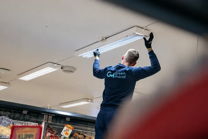 Greenmorals installatör uppgraderar belysningen hos ICA Påarp – bildbearbetad med ChatGPT