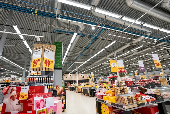 LED-belysning i City Gross butik – bildbearbetad med ChatGPT