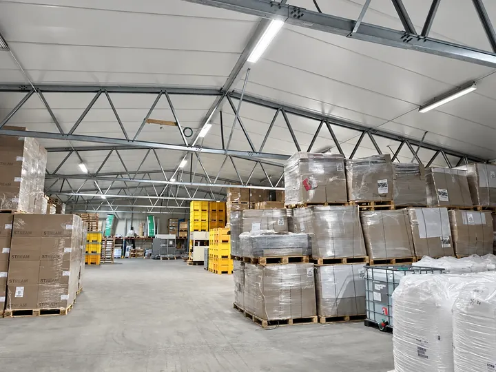 Belysning i Cocandys industrilokal – bildbearbetad med ChatGPT