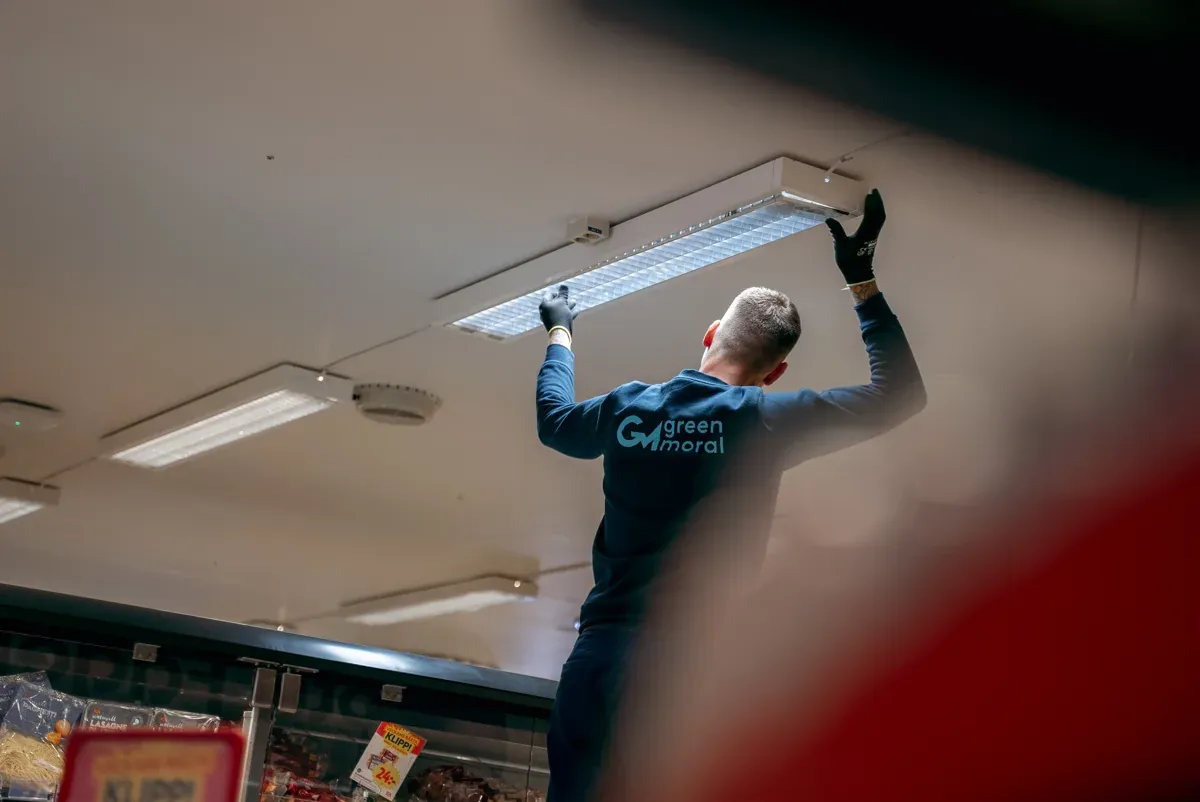 En installatör från Greenmoral uppgraderar belysningen hos ICA Påarp