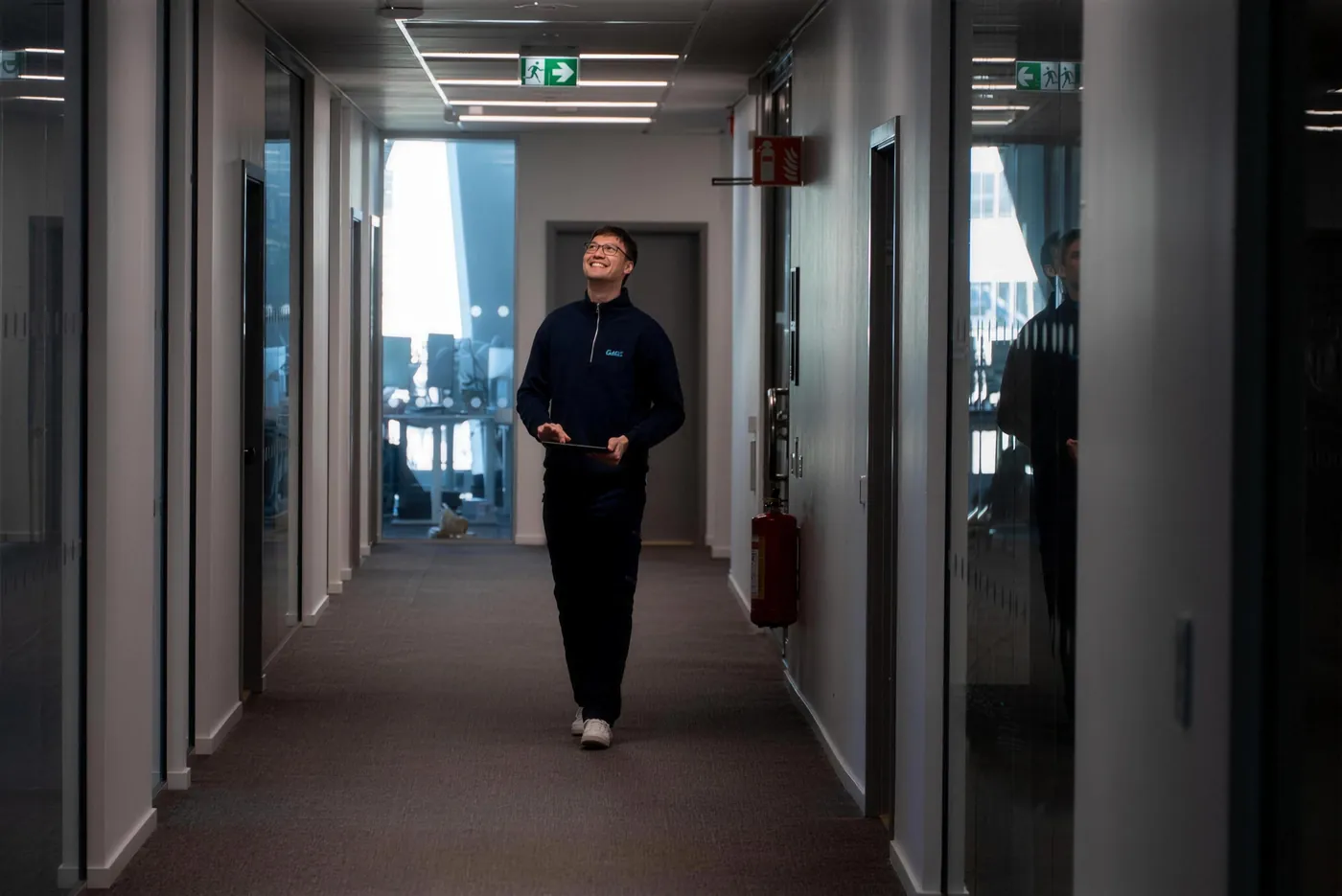 Kontorskorridor med jämn LED-belysning