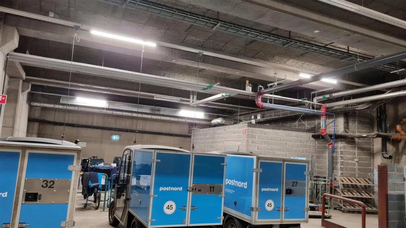 PostNord-terminal i Göteborg med rullburar och postbilar, fotograferad vid inventeringen
